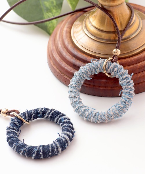 チチカカ（チチカカ）の「デニムサークルネックレス（ネックレス・レディース・ネイビー/ライトブルー・FREE）」の3枚目の写真