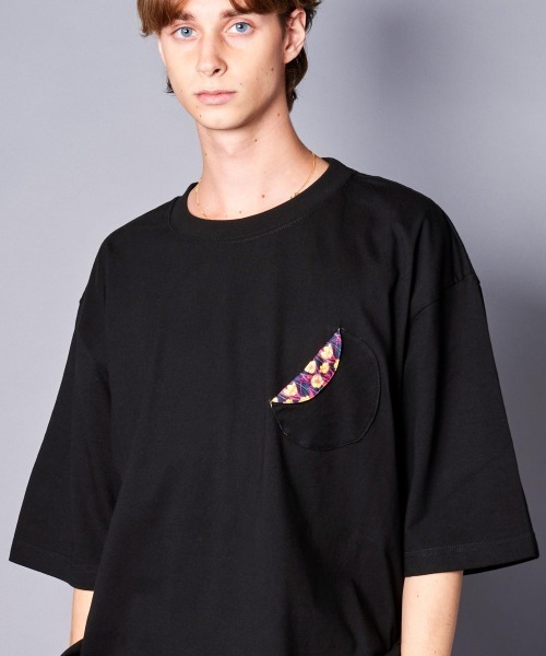 rehacer(レアセル)の「rehacer : 80`S Flower Pocket S/S CS / エイティーズ フラワーポケット ショートスリーブ カットソー(Tシャツ/カットソー・メンズ・ブラック/ホワイト・SMALL/MEDIUM/LARGE/X-LARGE)」の2枚目の写真