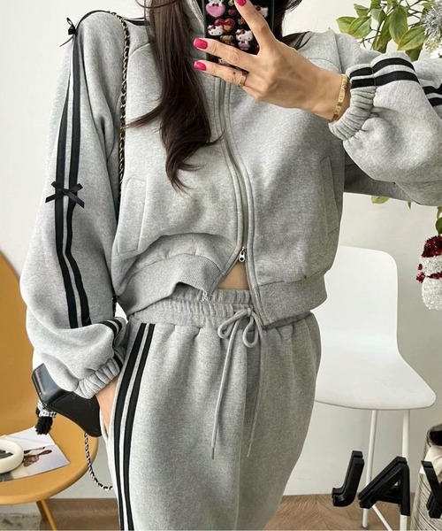 AMAJI(アマジ)の「セットアップ サイドラインスウェット ジャケット&スカート(セットアップ・レディース・アイボリー/ブラック/グレー・MEDIUM/LARGE)」の6枚目の写真