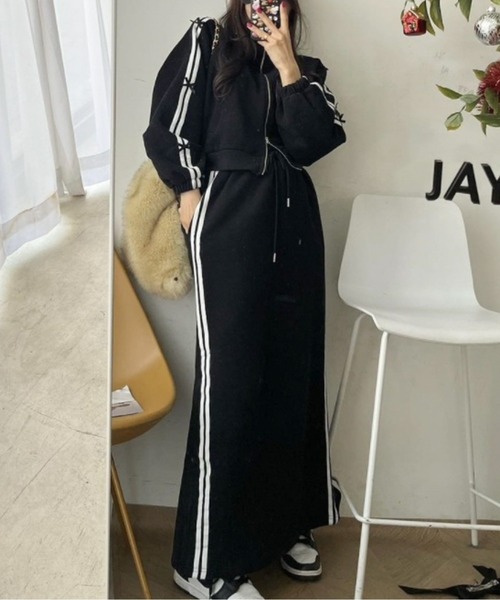 AMAJI(アマジ)の「セットアップ サイドラインスウェット ジャケット&スカート(セットアップ・レディース・アイボリー/ブラック/グレー・MEDIUM/LARGE)」の9枚目の写真