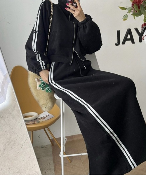 AMAJI(アマジ)の「セットアップ サイドラインスウェット ジャケット&スカート(セットアップ・レディース・アイボリー/ブラック/グレー・MEDIUM/LARGE)」の10枚目の写真