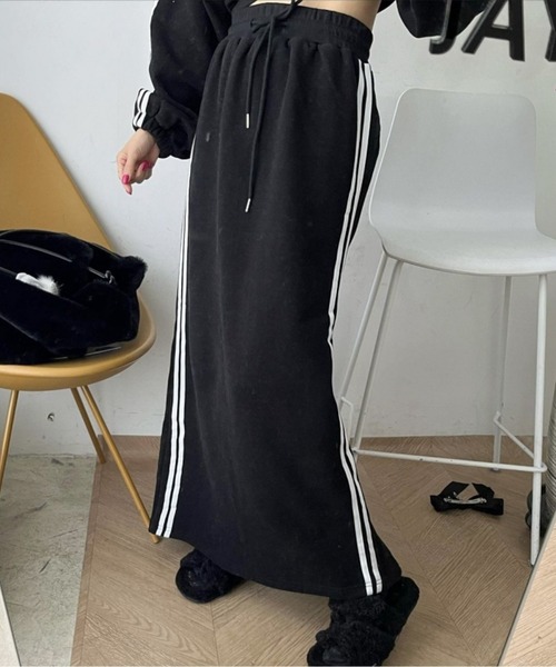 AMAJI(アマジ)の「セットアップ サイドラインスウェット ジャケット&スカート(セットアップ・レディース・アイボリー/ブラック/グレー・MEDIUM/LARGE)」の12枚目の写真