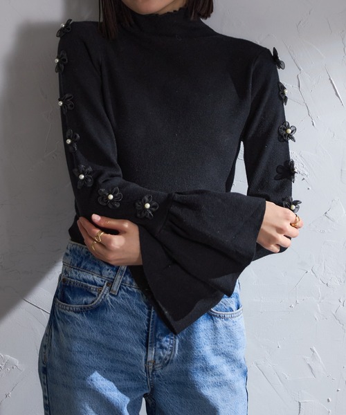 フラワーモチーフスリーブラインフレアスリーブニット（ニット/セーター）｜each（イーチ）