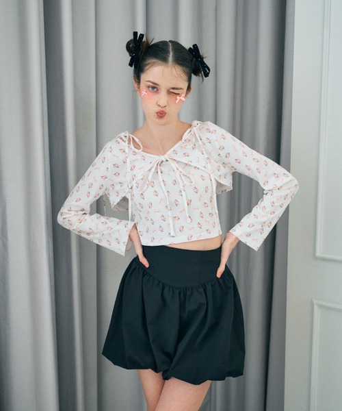 Lovilyn(ラヴィリン)の「リボン&フラワー柄ボレロキャミアンサンブルトップス(その他トップス・レディース・ブラック/ライトグレー/ホワイト・FREE)」の4枚目の写真