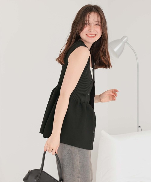 titivate（ティティベイト）の「前後2wayノースリーブペプラムニットトップス（ニット/セーター・レディース・ネイビー/ブラック/グレイッシュベージュ/アイボリー/ブルー・S/M/L）」の14枚目の写真