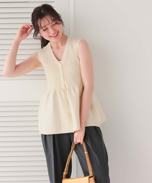 titivate（ティティベイト）の「前後2wayノースリーブペプラムニットトップス（ニット/セーター・レディース・ネイビー/ブラック/グレイッシュベージュ/アイボリー/ブルー・S/M/L）」の10枚目の写真