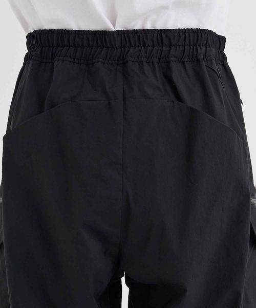 WHITE MOUNTAINEERING（ホワイトマウンテニアリング）の「【White Mountaineering / ホワイトマウンテニアリング】WIDE CARGO JOGGER PANTS（カーゴパンツ・メンズ・ブラック・0/2/1）」の2枚目の写真