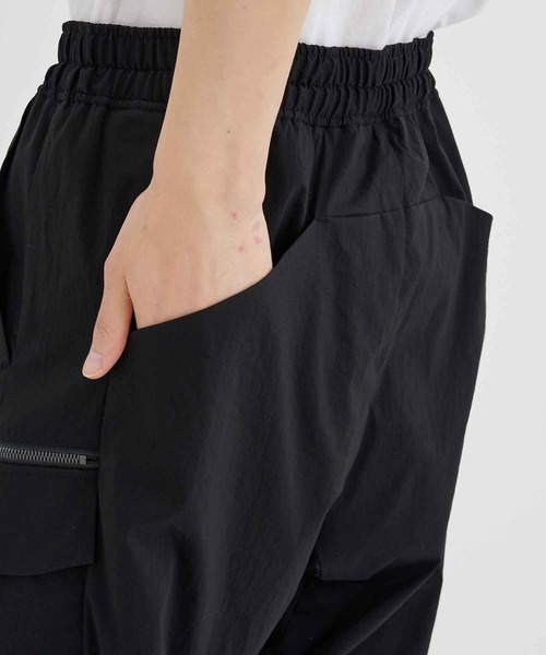 WHITE MOUNTAINEERING（ホワイトマウンテニアリング）の「【White Mountaineering / ホワイトマウンテニアリング】WIDE CARGO JOGGER PANTS（カーゴパンツ・メンズ・ブラック・0/2/1）」の3枚目の写真