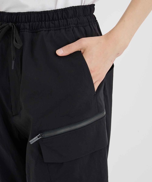 WHITE MOUNTAINEERING（ホワイトマウンテニアリング）の「【White Mountaineering / ホワイトマウンテニアリング】WIDE CARGO JOGGER PANTS（カーゴパンツ・メンズ・ブラック・0/2/1）」の5枚目の写真