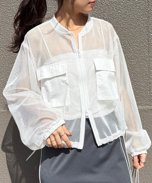 ISOOK（アイスー）の「【ISOOK / アイスー】メッシュライトブルゾン / シアージャケット 薄手 クロップド丈アウター フィッシュネット ドロスト 胸ポケット レイヤード 重ね着 ノーカラー ぽわん袖 2way 白 ホワイト グレー ZOZOTOWN限定（ブルゾン・レディース・グレー/アイボリー・FREE）」の3枚目の写真