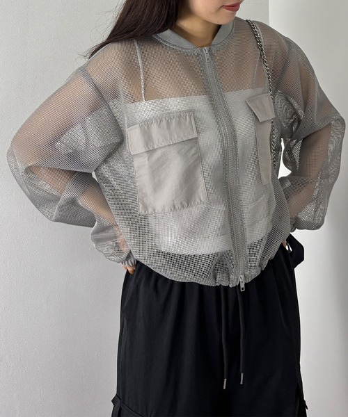 ISOOK（アイスー）の「【ISOOK / アイスー】メッシュライトブルゾン / シアージャケット 薄手 クロップド丈アウター フィッシュネット ドロスト 胸ポケット レイヤード 重ね着 ノーカラー ぽわん袖 2way 白 ホワイト グレー ZOZOTOWN限定（ブルゾン・レディース・グレー/アイボリー・FREE）」の8枚目の写真