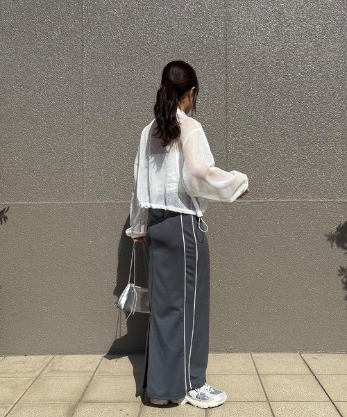 ISOOK（アイスー）の「【ISOOK / アイスー】メッシュライトブルゾン / シアージャケット 薄手 クロップド丈アウター フィッシュネット ドロスト 胸ポケット レイヤード 重ね着 ノーカラー ぽわん袖 2way 白 ホワイト グレー ZOZOTOWN限定（ブルゾン・レディース・グレー/アイボリー・FREE）」の6枚目の写真