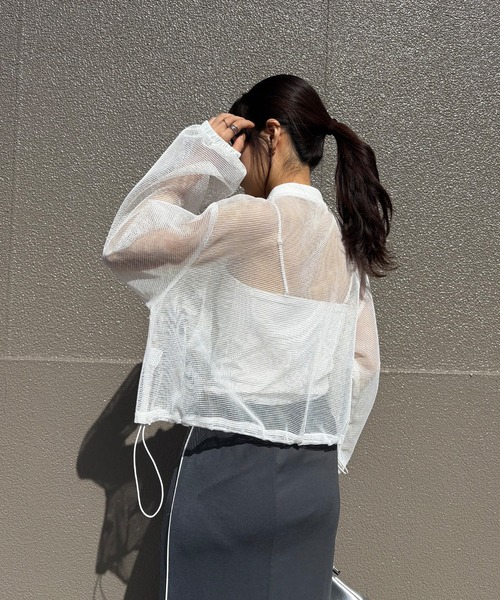 ISOOK（アイスー）の「【ISOOK / アイスー】メッシュライトブルゾン / シアージャケット 薄手 クロップド丈アウター フィッシュネット ドロスト 胸ポケット レイヤード 重ね着 ノーカラー ぽわん袖 2way 白 ホワイト グレー ZOZOTOWN限定（ブルゾン・レディース・グレー/アイボリー・FREE）」の18枚目の写真