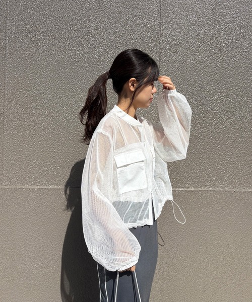 ISOOK（アイスー）の「【ISOOK / アイスー】メッシュライトブルゾン / シアージャケット 薄手 クロップド丈アウター フィッシュネット ドロスト 胸ポケット レイヤード 重ね着 ノーカラー ぽわん袖 2way 白 ホワイト グレー ZOZOTOWN限定（ブルゾン・レディース・グレー/アイボリー・FREE）」の4枚目の写真