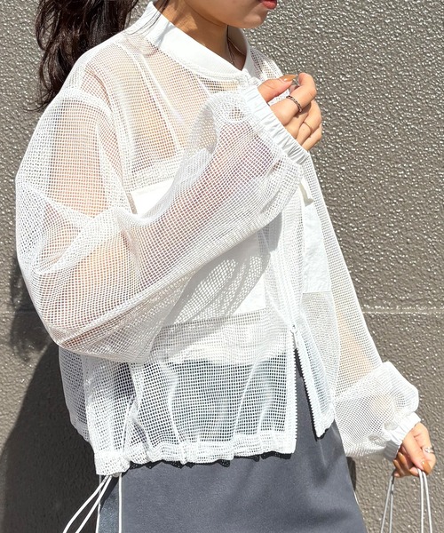 ISOOK（アイスー）の「【ISOOK / アイスー】メッシュライトブルゾン / シアージャケット 薄手 クロップド丈アウター フィッシュネット ドロスト 胸ポケット レイヤード 重ね着 ノーカラー ぽわん袖 2way 白 ホワイト グレー ZOZOTOWN限定（ブルゾン・レディース・グレー/アイボリー・FREE）」の11枚目の写真