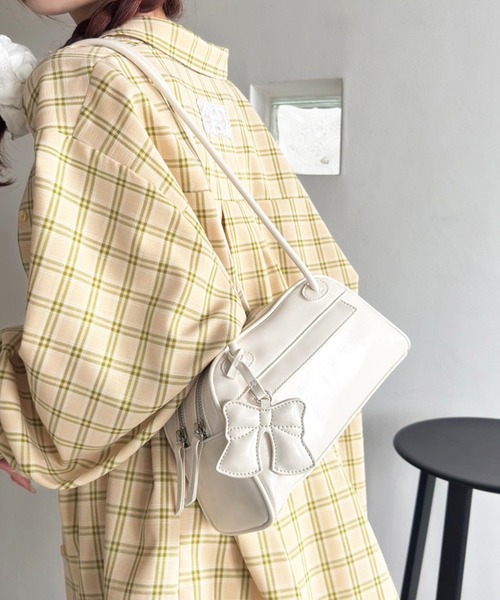 one after another NICE CLAUP(ワンアフターアナザーナイスクラップ)の「リボンチャーム付きボストンバッグ(ボストンバッグ・レディース・ダークブラウン/アイボリー/イエロー・FREE)」の16枚目の写真