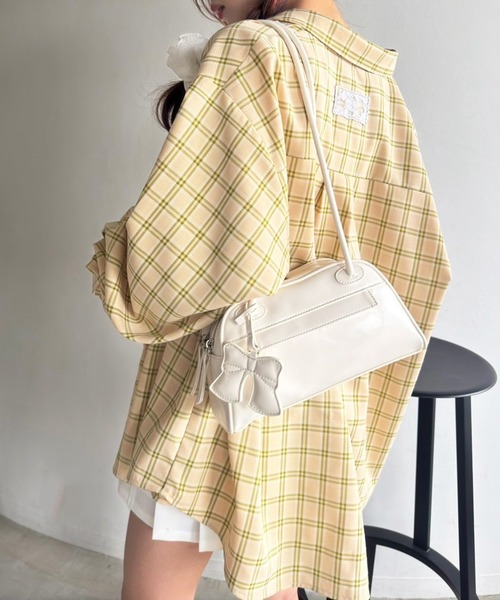 one after another NICE CLAUP(ワンアフターアナザーナイスクラップ)の「リボンチャーム付きボストンバッグ(ボストンバッグ・レディース・ダークブラウン/アイボリー/イエロー・FREE)」の17枚目の写真