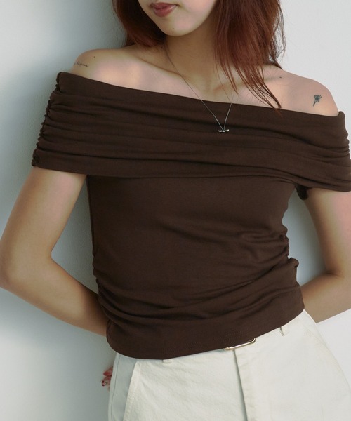 BLANK (ブランク)の「Off shoulder gathering Tops / オフショルギャザリング半袖トップス(Tシャツ/カットソー・レディース・ブラック/ベージュ/グレー/ブラウン/ピンク/ホワイト・FREE)」の4枚目の写真