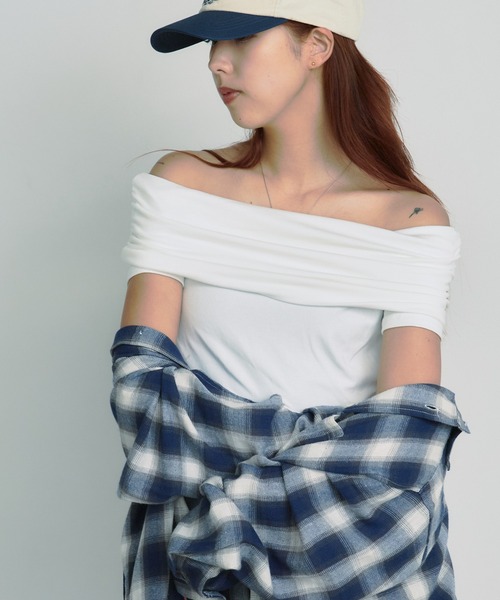 BLANK (ブランク)の「Off shoulder gathering Tops / オフショルギャザリング半袖トップス(Tシャツ/カットソー・レディース・ブラック/ベージュ/グレー/ブラウン/ピンク/ホワイト・FREE)」の2枚目の写真