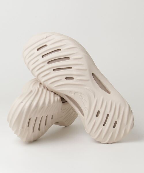 crocs(クロックス)の「ECHO WAVE(サンダル・メンズ・ベージュ・25.0cm/27.0cm/28.0cm/26.0cm)」の3枚目の写真