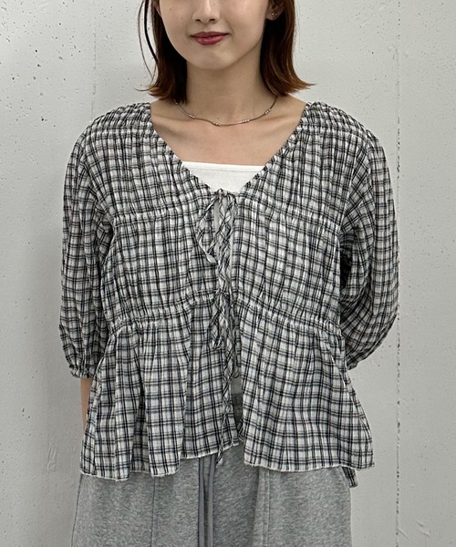 archives(アルシーヴ)の「’チェックアソート2wayシャーリングリボンブラウス’(シャツ/ブラウス・レディース・ホワイト×ネイビー/アイボリー/ホワイト×ブラック/ブラック・MEDIUM)」の2枚目の写真