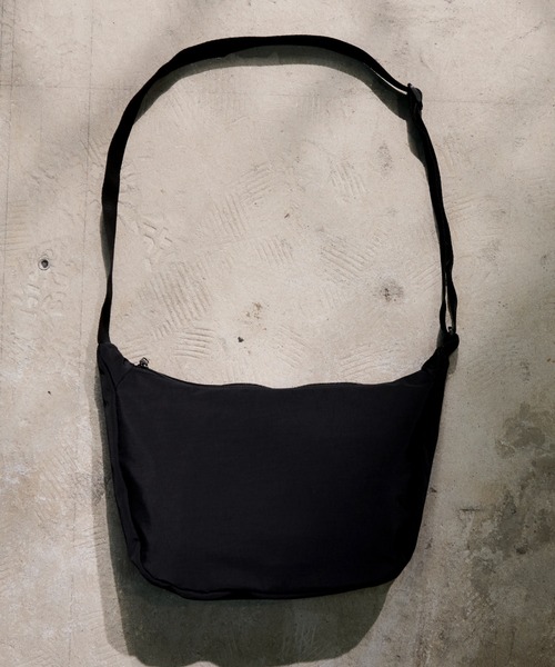 CALIFORNIA OUTFITTERS（カリフォルニア アウトフィッターズ）の「5A31 シンプル ハーフムーンショルダーバッグ（ショルダーバッグ・メンズ・ブラック/ベージュ/ライトグレー・ONESIZE）」の4枚目の写真
