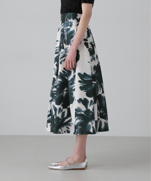 【新品タグ付き】完売品✨️変形 アドーア フラワープリント フレア スカート セール】 モノトーンフラワープリントスカート （スカート