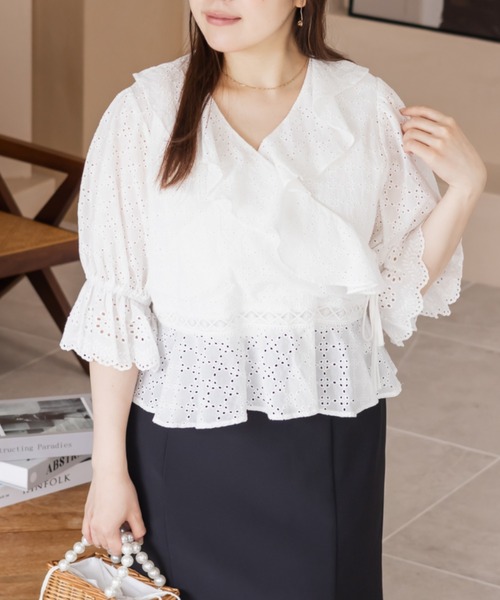 CLETTE(クレット)の「アイレットレースカシュクールブラウス(シャツ/ブラウス・レディース・オフホワイト/ブラック/ブルー・4L/3L/LL)」の2枚目の写真