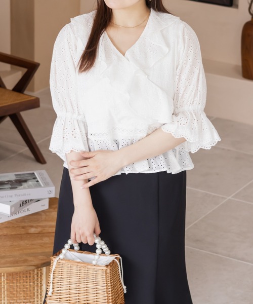 CLETTE(クレット)の「アイレットレースカシュクールブラウス(シャツ/ブラウス・レディース・オフホワイト/ブラック/ブルー・4L/3L/LL)」の7枚目の写真