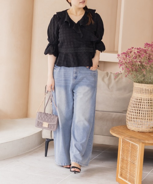 CLETTE(クレット)の「アイレットレースカシュクールブラウス(シャツ/ブラウス・レディース・オフホワイト/ブラック/ブルー・4L/3L/LL)」の4枚目の写真