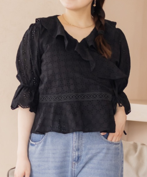 CLETTE(クレット)の「アイレットレースカシュクールブラウス(シャツ/ブラウス・レディース・オフホワイト/ブラック/ブルー・4L/3L/LL)」の9枚目の写真
