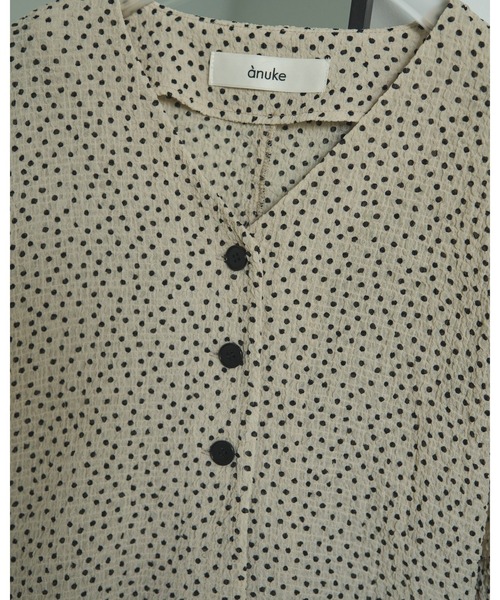 anuke（アンヌーク）の「Vneck Dot Blouse（シャツ/ブラウス・レディース・ベージュ/ネイビー・FREE）」の7枚目の写真