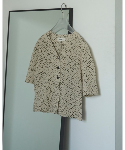 anuke（アンヌーク）の「Vneck Dot Blouse（シャツ/ブラウス・レディース・ベージュ/ネイビー・FREE）」の9枚目の写真