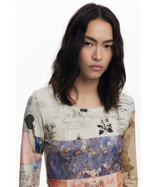 Desigual（デシグアル）の「コラージュモチーフプリント サイドフリル長袖Tシャツ（Tシャツ/カットソー・レディース・マルチ・M/L/XS/XL/S）」の3枚目の写真