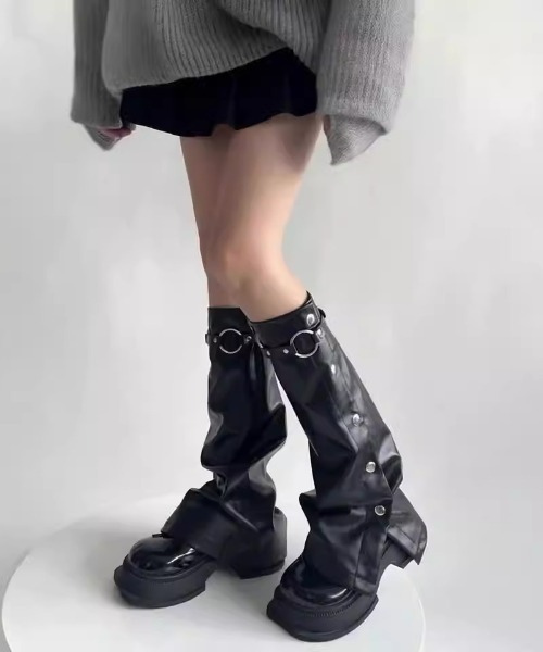 lilful（リルフル）の「PUレザー ボタンレッグウォーマー ハトメベルト付き（レッグウォーマー・レディース・ブラック・M/S）」の2枚目の写真