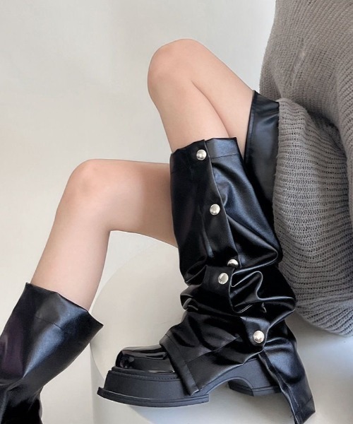 lilful（リルフル）の「PUレザー ボタンレッグウォーマー ハトメベルト付き（レッグウォーマー・レディース・ブラック・M/S）」の4枚目の写真