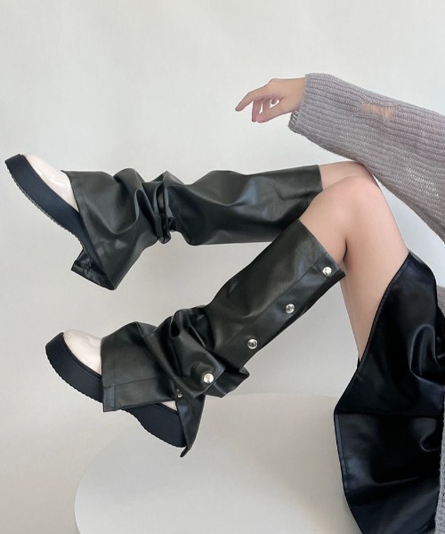 lilful（リルフル）の「PUレザー ボタンレッグウォーマー ハトメベルト付き（レッグウォーマー・レディース・ブラック・M/S）」の5枚目の写真