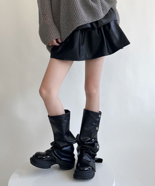 lilful（リルフル）の「PUレザー ボタンレッグウォーマー ハトメベルト付き（レッグウォーマー・レディース・ブラック・M/S）」の6枚目の写真