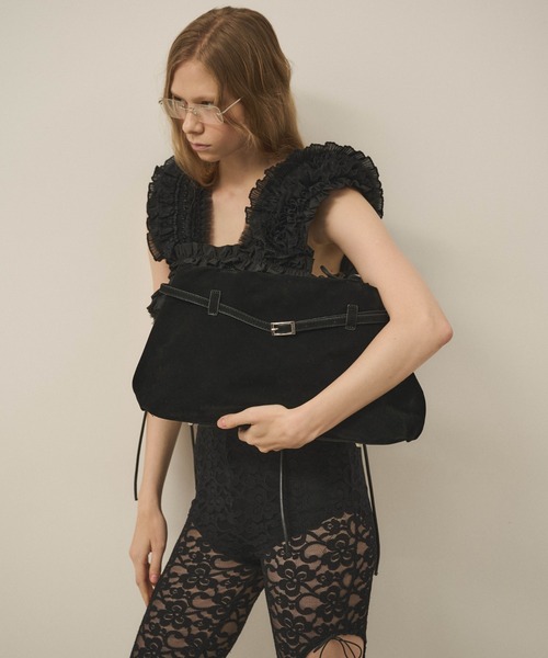 Carmelo(カーメロ)の「Suede belt tote bag / ベルト スエード トートバッグ(トートバッグ・レディース・ブラック/ブラウン・FREE)」の2枚目の写真