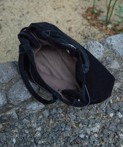 Carmelo(カーメロ)の「Suede belt tote bag / ベルト スエード トートバッグ(トートバッグ・レディース・ブラック/ブラウン・FREE)」の3枚目の写真