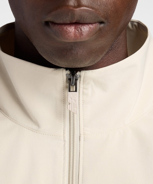 NEW BALANCE(ニューバランス)の「ウーブントラックジャケット 裏トリコット起毛(ジャージ・メンズ・グレイッシュベージュ/ネイビー/ブラック・MEDIUM/LARGE/SMALL/X-LARGE/XX-LARGE)」の4枚目の写真