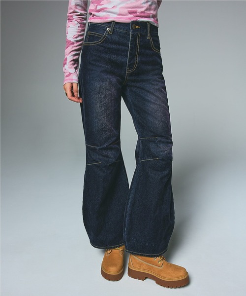 X-girl(エックスガール)の「FLOCKED DENIM FLARE PANTS(デニムパンツ・レディース・ブラック/インディゴブルー・S/M)」の2枚目の写真