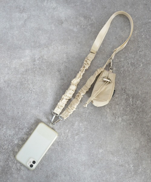 ALTROSE（アルトローズ）の「スマホストラップ 巾着ポーチ付 スマホショルダー スマホ ストラップ クシュクシュ（スマホグッズ・レディース・シルバー/アイボリー/カーキ/ブラック・FREE）」の2枚目の写真