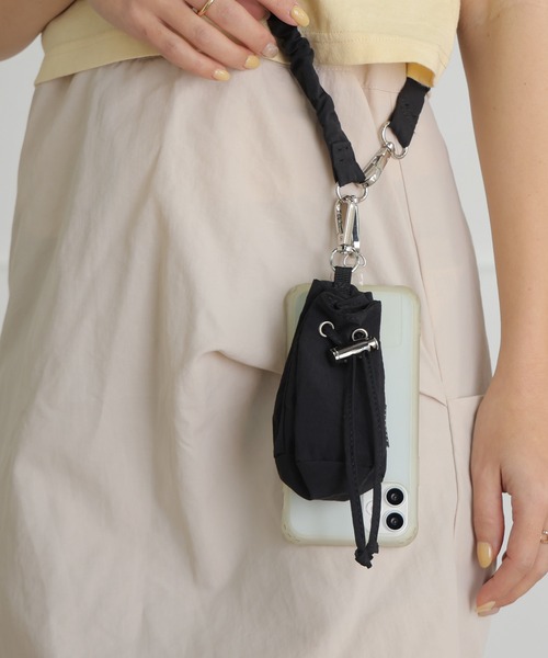 ALTROSE（アルトローズ）の「スマホストラップ 巾着ポーチ付 スマホショルダー スマホ ストラップ クシュクシュ（スマホグッズ・レディース・シルバー/アイボリー/カーキ/ブラック・FREE）」の7枚目の写真