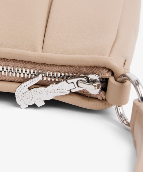 LACOSTE(ラコステ)の「LENGLEN レザープリーツショルダーバッグ(ハンドバッグ・レディース・モカ/ブラック/ナチュラル・FREE)」の20枚目の写真