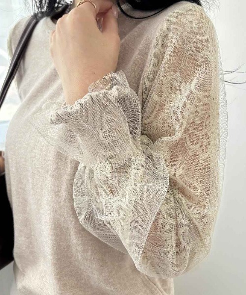 maison de LATIR(メゾンドラティール)の「透けるレースで魅せる、大人の甘辛バランス。1枚で華やぐシアースリーブトップス。シアー素材 レース シアートップス レーススリーブ ボリューム袖 異素材トップス ブラックトップス きれいめカジュアル 大人フェミニン 韓国風コーデ 透け感アイテム 春トップス 秋トップス デートコーデ 高見えトップス レイヤードスタイル(ニット/セーター・レディース・グレー/ベージュ/ブラック・FREE)」の1枚目の写真