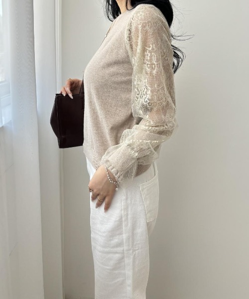 maison de LATIR(メゾンドラティール)の「透けるレースで魅せる、大人の甘辛バランス。1枚で華やぐシアースリーブトップス。シアー素材 レース シアートップス レーススリーブ ボリューム袖 異素材トップス ブラックトップス きれいめカジュアル 大人フェミニン 韓国風コーデ 透け感アイテム 春トップス 秋トップス デートコーデ 高見えトップス レイヤードスタイル(ニット/セーター・レディース・グレー/ベージュ/ブラック・FREE)」の8枚目の写真