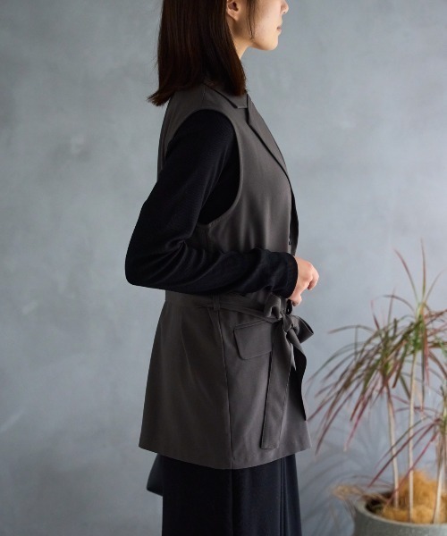 TRIANGLE PALETTE（トライアングルパレット）の「ベルト付きジレ/セットアップ対応（スーツベスト・レディース・ブラック/ベージュ/モカ/ダークグレー/グレー・FREE）」の14枚目の写真