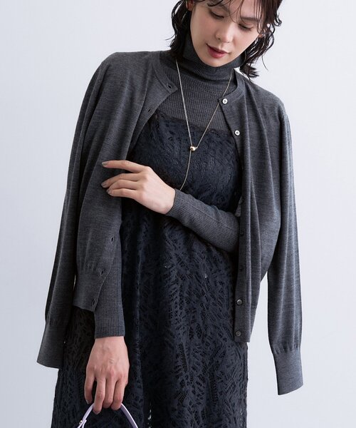 INDIVI（インディヴィ）の「【洗える】ハイゲージニットカーディガン（カーディガン/ボレロ・レディース・チャコール/ブラック/レッド系1/サックスブルー/オフホワイト・05/13/15 /34/38/19）」の4枚目の写真