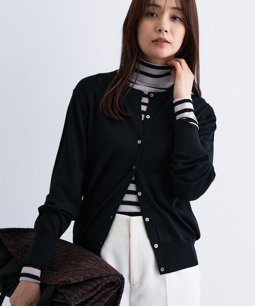 INDIVI（インディヴィ）の「【洗える】ハイゲージニットカーディガン（カーディガン/ボレロ・レディース・チャコール/ブラック/レッド系1/サックスブルー/オフホワイト・05/13/15 /34/38/19）」の3枚目の写真